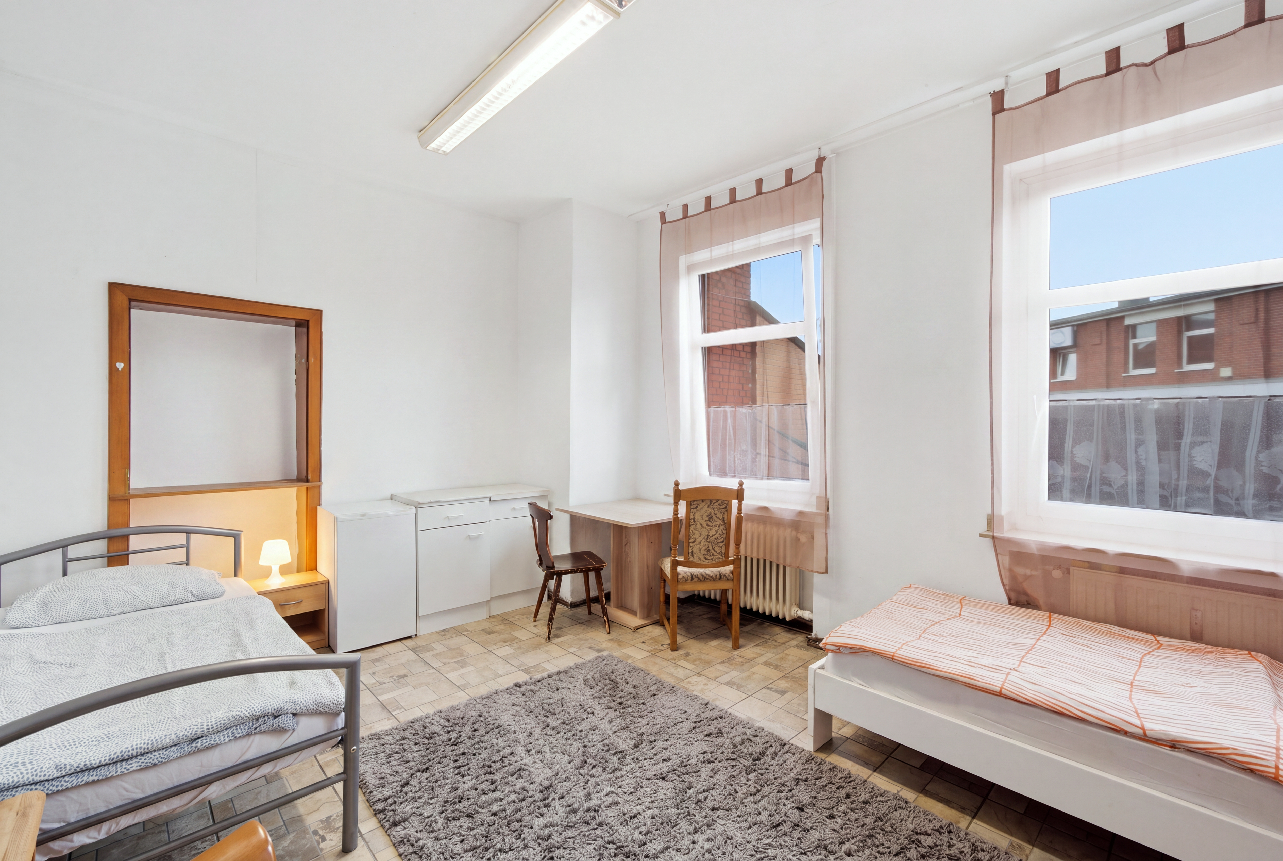 Doppelzimmer mit Schreibtisch