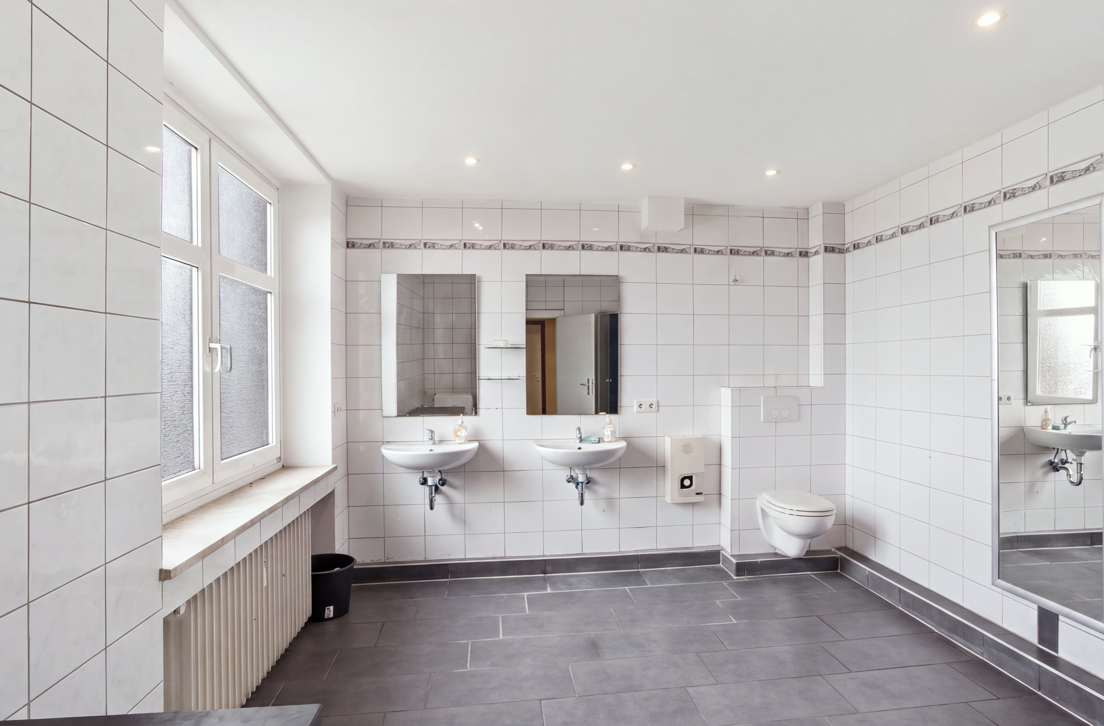 Gemeinschaftsbad mit Duschen
